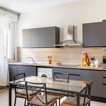 Tra Museo Ferrari, Stazione E Centro Modena