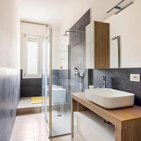 Tra Museo Ferrari, Stazione E Centro *