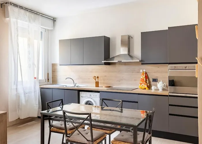 Tra Museo Ferrari, Stazione E Centro مودينا