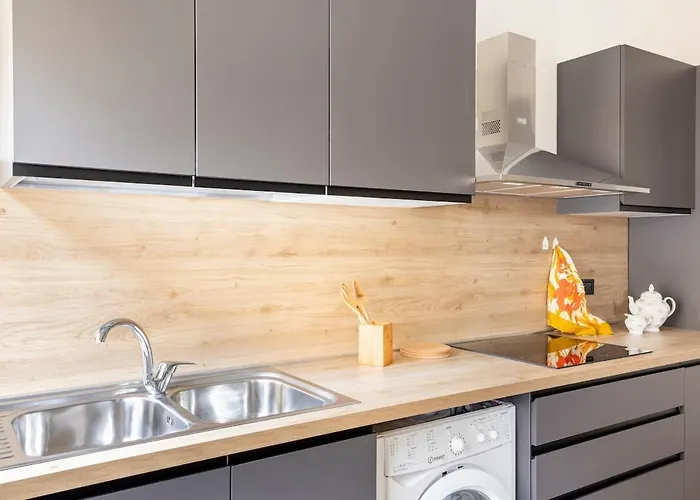 Tra Museo Ferrari, Stazione E Centro * مودينا