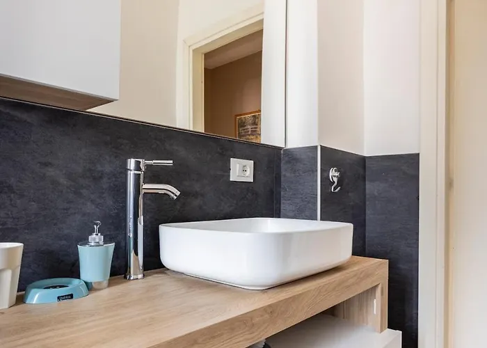 Tra Museo Ferrari, Stazione E Centro