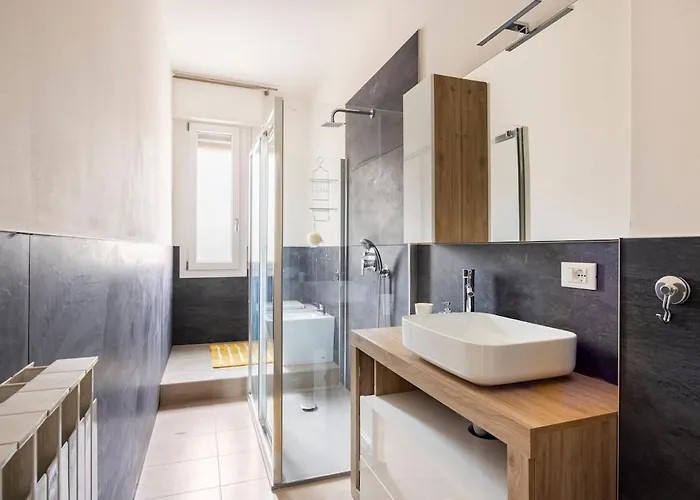 Tra Museo Ferrari, Stazione E Centro *