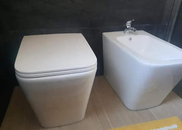 Tra Museo Ferrari, Stazione E Centro مودينا